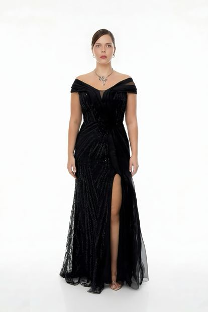 فستان سهرة أسود مزين بالترتر بتفاصيل من التول، بمقاسات كبيرة